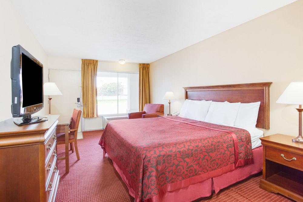 Days Inn By Wyndham Chester Exteriér fotografie