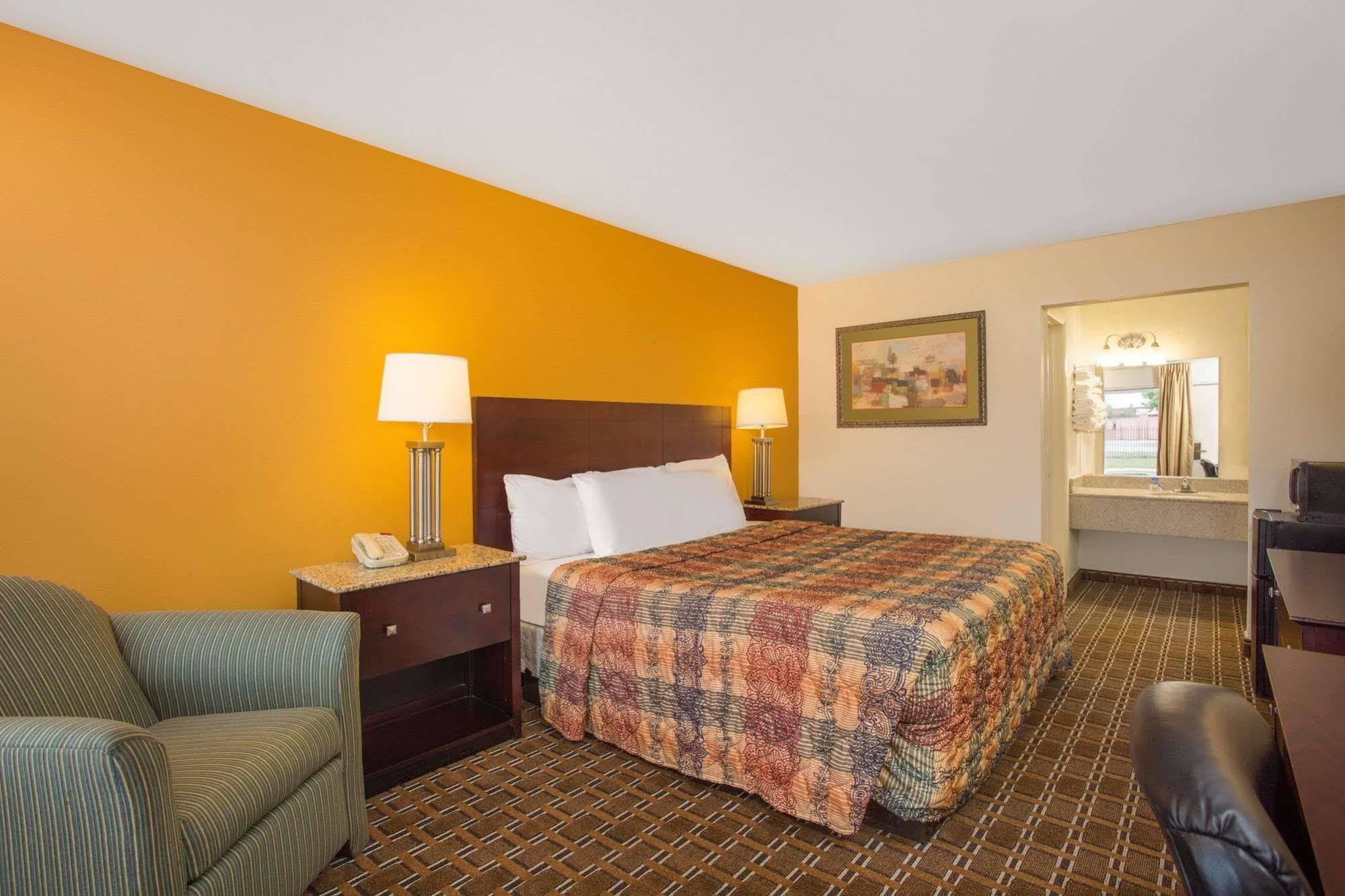 Days Inn By Wyndham Chester Exteriér fotografie