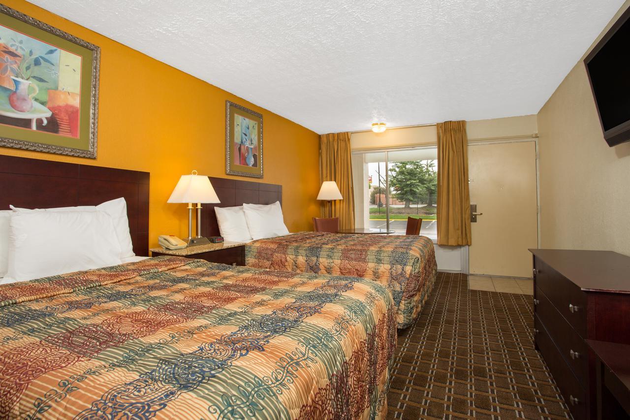 Days Inn By Wyndham Chester Exteriér fotografie