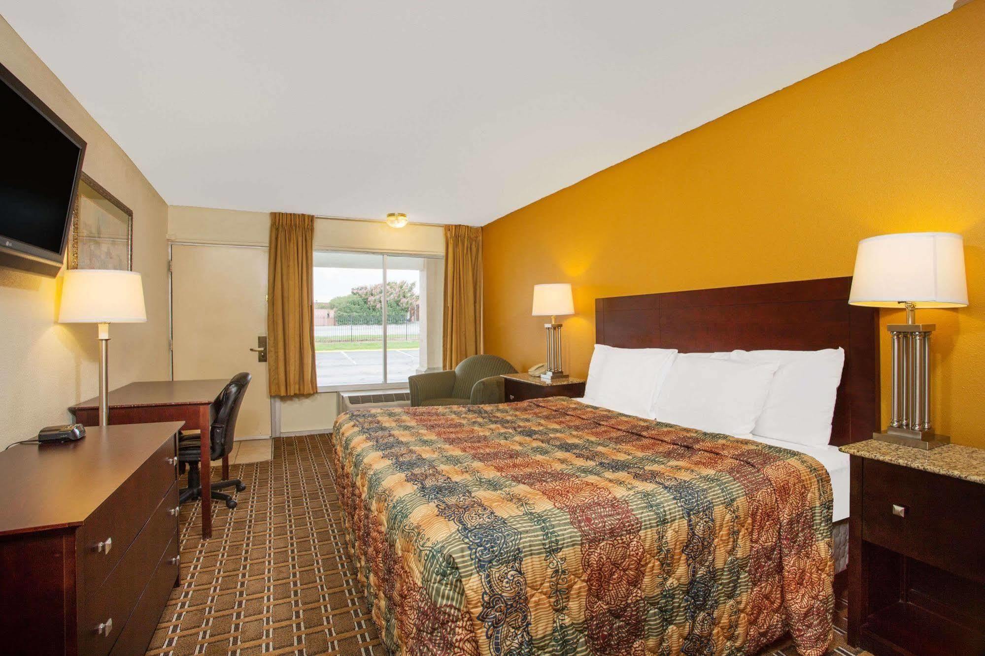 Days Inn By Wyndham Chester Exteriér fotografie