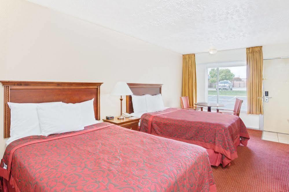 Days Inn By Wyndham Chester Exteriér fotografie